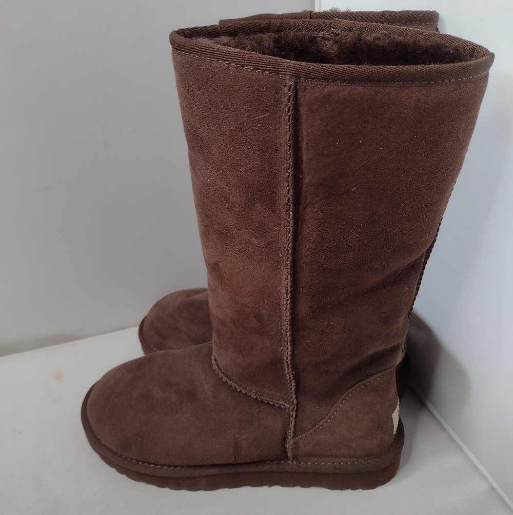 UGG Women’s Classic Tall II Boots Cocoa Brown Genuine Sheepskin Size 7